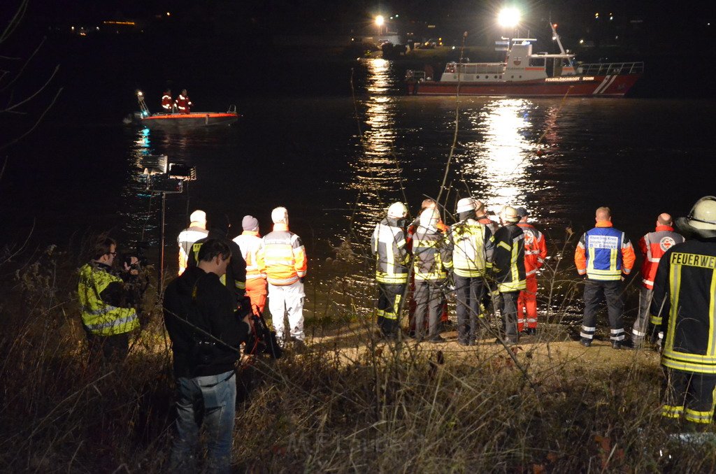 Einsatz BF Koeln PKW im Rhein Mondorf Hersel P128.JPG